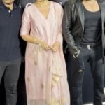Salman Khan makes cool entry at Aamir Khan’s event, surprises everyone with his bold haircut